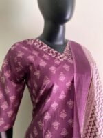 V neck kurta set - Image 2